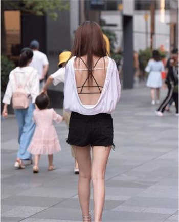 看不见的客人英语字幕