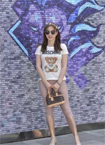 兴奋的商务女性2