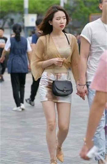 女为了钱买了身视频