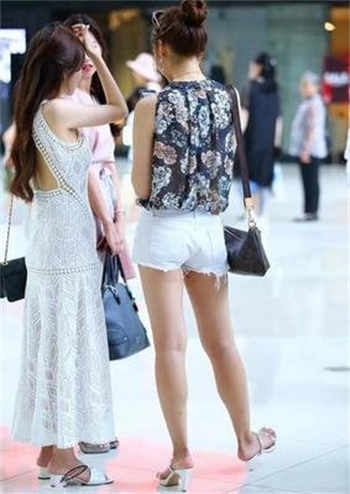 机关里的漂亮女公务员