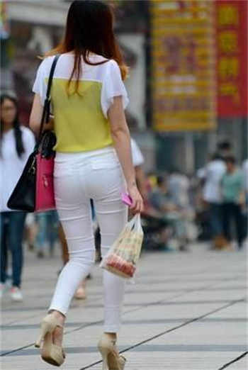 女坚持到憋不住尿裤子