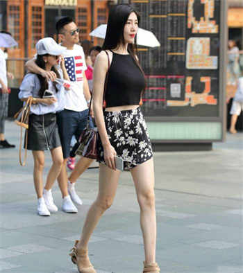 女老师和校长打完扑克